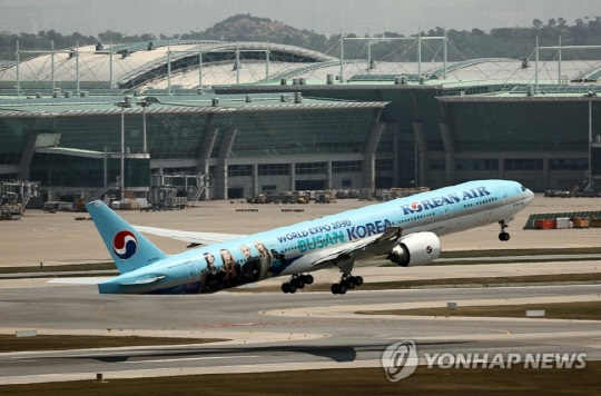 인천공항에서 이륙하는 대한항공 여객기. 사진 연합뉴스